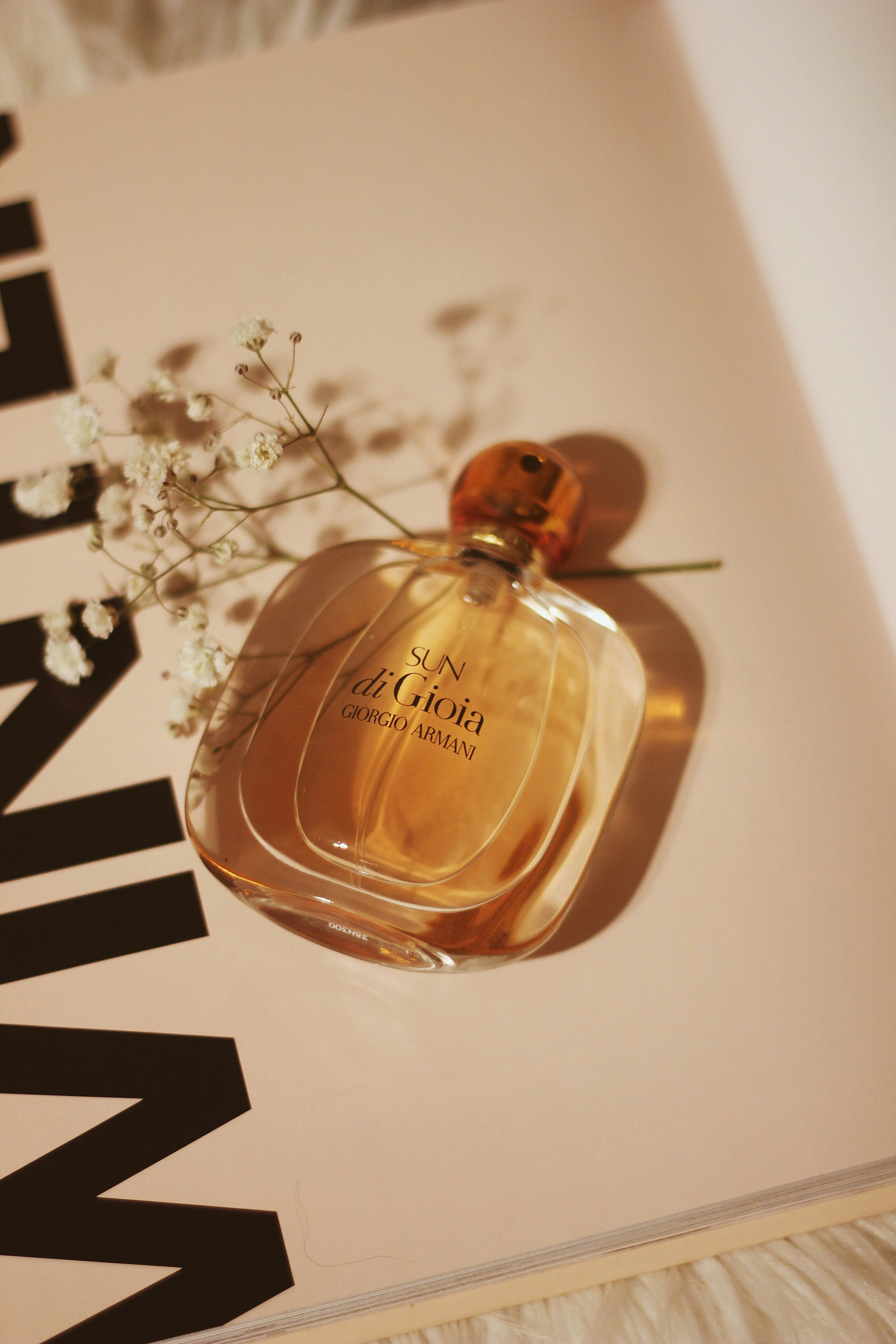 Parfum sur fond beige